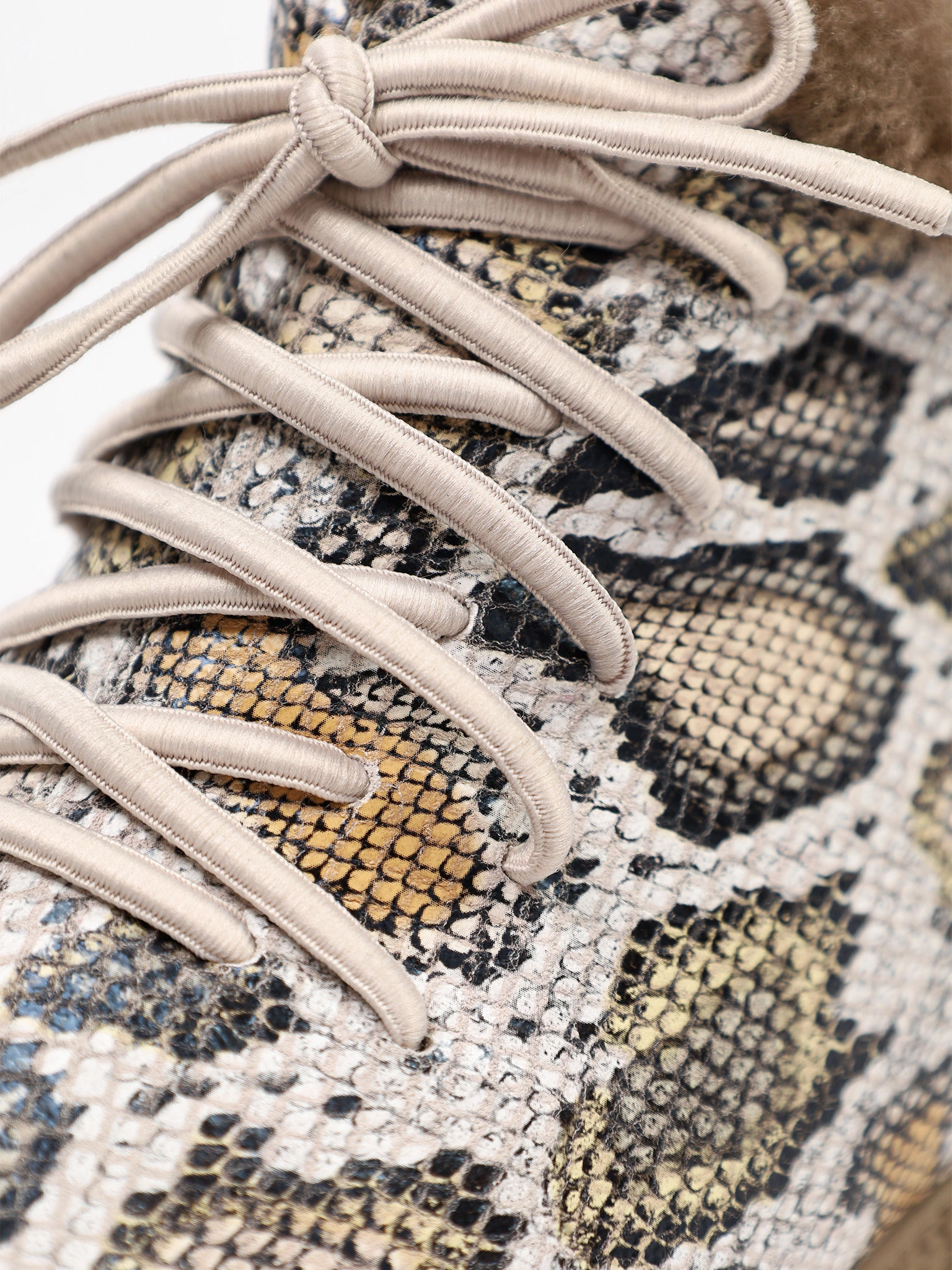 Ботинки с принтом под рептилию на низкой подошве